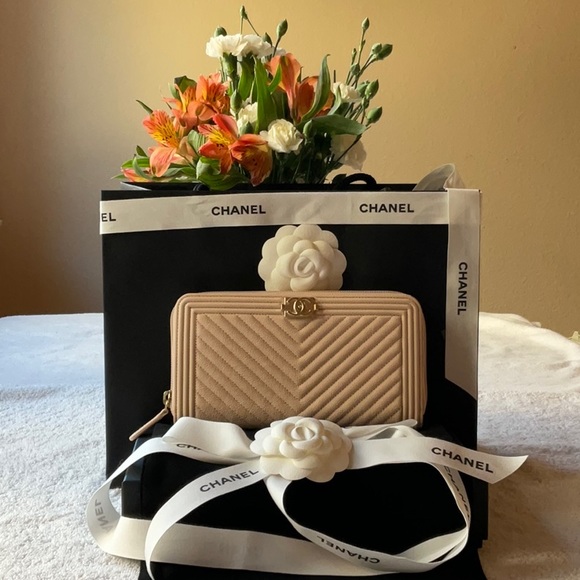 🌹CHANEL ZIP AROUND WALLET 🌹 - Picture 2 of 16